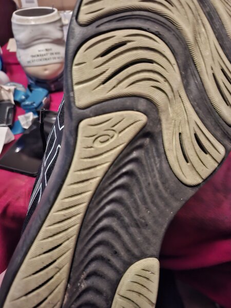 Vand Asics nr 46 ca noi